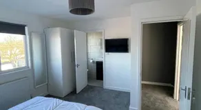 Double room with private bathroom in Basingstoke - Image 2