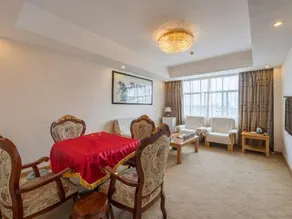 Huang Longshun Hotel - Image 2