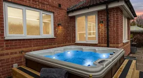 Large 5 Bedroom 3.5 Bathroom house garden/driveway - Image 3