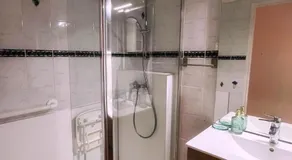 Appartement lumineux avec terrasse & parking à 5 min du centre, 10 min des plages - Image 2