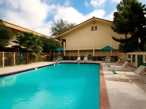 Super 8 by Wyndham Austin South I-35 - Image 3