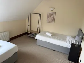 Cozy 2 Bed Flat in Town Centre - Image 3