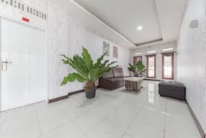 RedDoorz Syariah Plus near Tugu Bubur Ayam Cianjur - Image 4