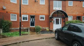 Waterfront 2 Bed Apartment - Free Parking & Wi-Fi - Image 3