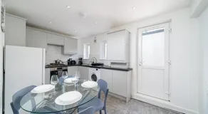 Central London Family Apt Near 02 Arena, ExCel Centre with Parking - Image 2