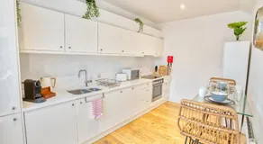 Stunning Central Lincoln Apartment - Parking - Image 4