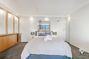 KOZYGURU | McMahons Point | Amazing Water View Studio + FREE Parking - Image 2