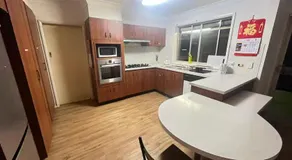 Spacious Room in Epping - Perfect for Groups E6 - Image 4