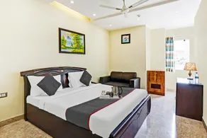 Super Townhouse Prakash continental Near Netaji Subhash Place Metro Station - Image 2