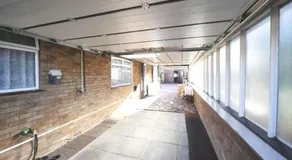 Spacious Two King Bedroom Stay Near M1 Walk to Leagrave Station Direct Trains to London - Image 4