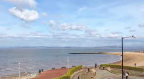 Lovely 2 bedroom modern loft apartment sea view - Image 4