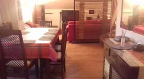 Appartement en loft 50m2 dans maison avec chambre en mezzanine et canapes lits dans salon - Image 4