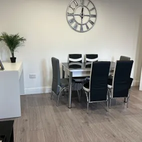 Sleek 2 Bed Oasis Croydon, Sleeps 6 - Image 5