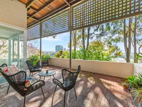 Bed Harbourside Home with Views in Fab Location - Image 4