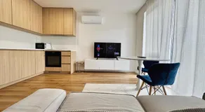 Calm Modern Studio ! 5 min to Airport ! Free Parking ! 1 min Walk to City Bus stop - Image 2