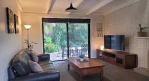 Healesville Schofield Cottage - Image 2