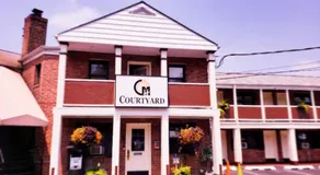 Central Motel Courtyard - Image 3
