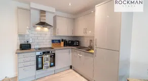 Royal Oak Apartments 1 - Free Parking - 2 Bedroom - 2 bathrooms - Sleeps 6 - Contractors - Fast Wi-fi - Image 4
