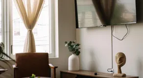 LUXE 3BR with Free Parking & Backyard and 15min to NYC - Image 3