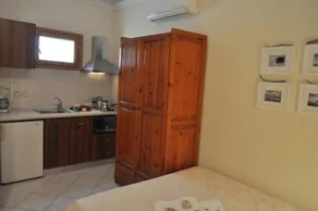 Lysistrata Bungalows - Image 5