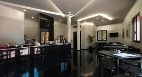 Hotel Versailles - Image 3