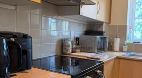Spacious 2-Bedroom Flat Near Shops & Transport - Image 4