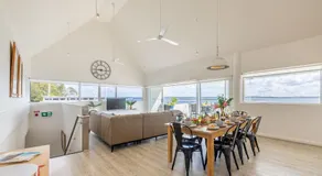 Crows Nest Marina View Apartment, 6 Teramby Rd - waterfront, WiFi, Aircon, Marina - Image 2