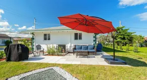 Roxanas 3bed 2bath Home with Modern Interior and BBQ Backyard - Image 4
