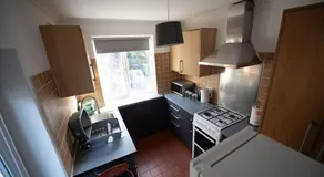 Spacious 3 Bed Home Manchester Airport Free Parking - Image 5