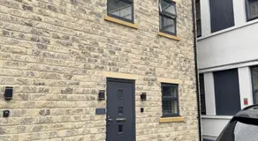 3 Bedroom House with free on site Parking next to the Canal - Image 3