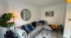 Elegant & Modern 3 bed home with free parking & WiFi - sleeps 8 - Image 5