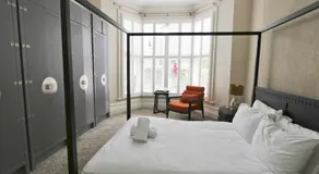 Two bedroom ground floor flat in Clifton Village - Image 2