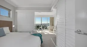 Modern Riverside Suites in Mackay CBD with Pool and Parking - Image 2
