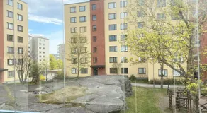 HHH Newly renovated big 4-bedroom apt with balcony, free parking for 2 cars - Image 1