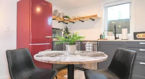 Bright & Modern Basement Apartment DT N'hood - Image 3