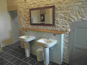 Slot i Le Veurdre tæt på skov og flod - Image 4