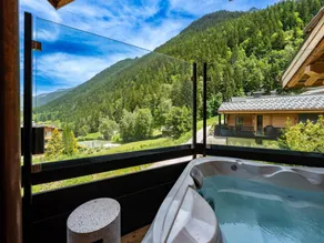 Contemporary Mountain Chalet for 10 Guests - Image 5