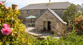 Naut Retreat, The Big Barn - Spacious & cosy cottage, walk to Porthcurno beach, Pedn Vouder & Minack Theatre - Image 3