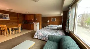 Raccoon Lodge Motel - Image 2