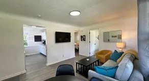KING bed, Pet Friendly, Modern Retreat in CLE-BW - Image 2
