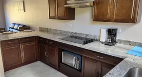 1 New modern 2 bed suite with shared pool - Image 4