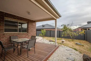Spacious Lovely 5Beds home@Point Cook - Image 3