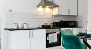 Hampton Court Cottage - Image 4