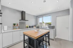Modern 2BR, work stays, off road parking - Image 5