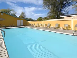 Upper Lake Inn & Suites - Image 3