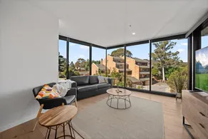 Bright Unit with Secure Parking and Garden Access - Image 2