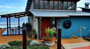 Luxurious beach stay, nearby famous wineries - Image 3