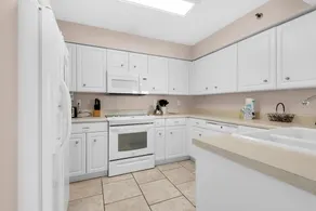 Grand appartement en copropriété convivial et familial avec piscine | Vue sur l'eau | À côté de la plage - Image 4