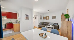 Cozy Apartment near Airport & City Center with Private Garden - Image 3