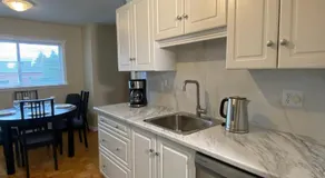 Bright 2 BR pet friendly, KING bed, WiFi,2 parking - Image 4